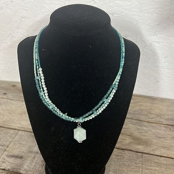 Beautiful 18” assorted Greens 3 Strand beaded necklace with accent stone- NWT - Picture 7 of 7